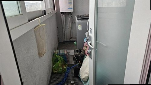 동안구 누수탐지 배수구 주변 수분 측정과 배관 연결부를 점검하는 모습