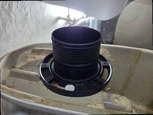 동안구 누수탐지 욕실 천장 누수 흔적과 배관 구조를 확인하는 모습