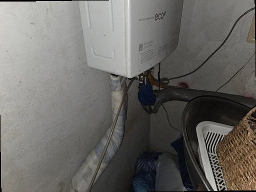 오산 누수탐지 보일러와 난방 분배기 연결 배관 점검 모습
