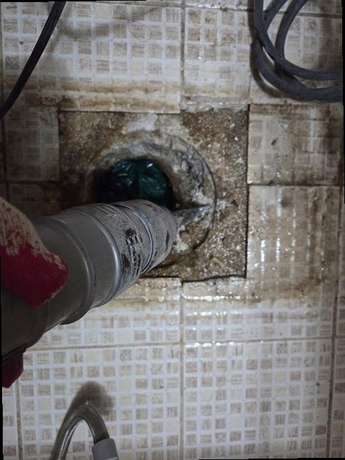 오산 누수탐지 수도꼭지와 하부장 연결부의 누수 흔적을 확인하는 현장