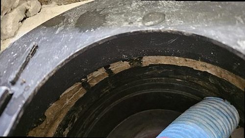 기장군 누수탐지 공압 게이지와 청음탐지 장비로 배관을 검증하는 모습