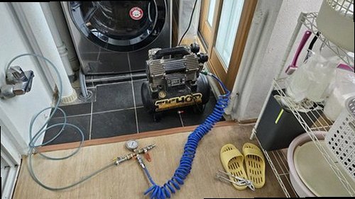청주시 서원구 누수탐지 베란다 천장 누수 흔적과 수분 측정 점검 모습