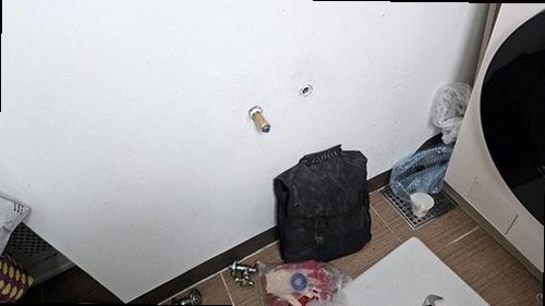 청주시 상당구 누수탐지 누수 점검을 위해 보일러와 분배기 배관을 확인하는 모습