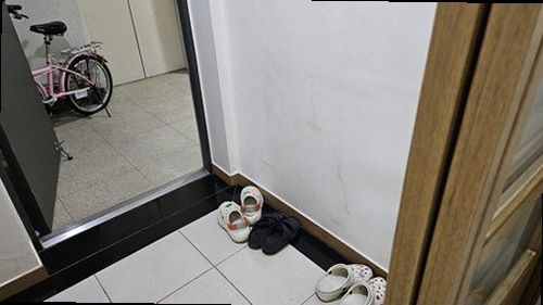 권선구 누수탐지 천장 누수 흔적과 현장 점검 기록을 확인하는 모습
