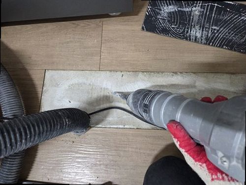 권선구 누수탐지 거실 천장에 번진 누수 흔적과 습기 자국