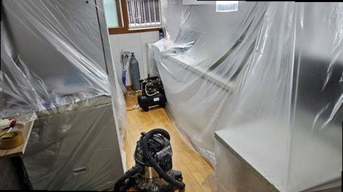 권선구 누수탐지 천장 얼룩과 주변 습기 상태를 확인하는 모습