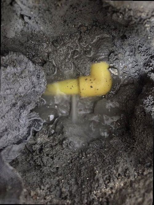 권선구 누수탐지 수도계량기 별침과 실내 누수 흔적을 확인하는 모습