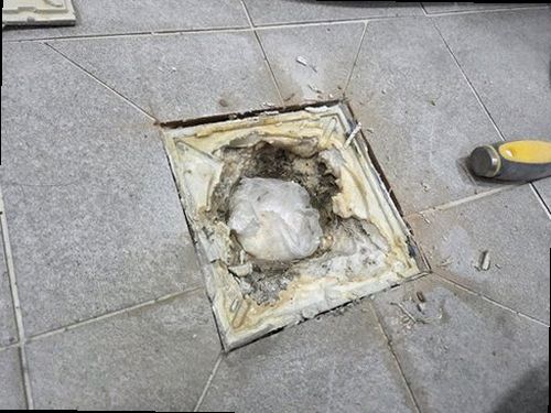 권선구 누수탐지 욕실 바닥과 배수구 주변의 누수 흔적을 확인하는 현장
