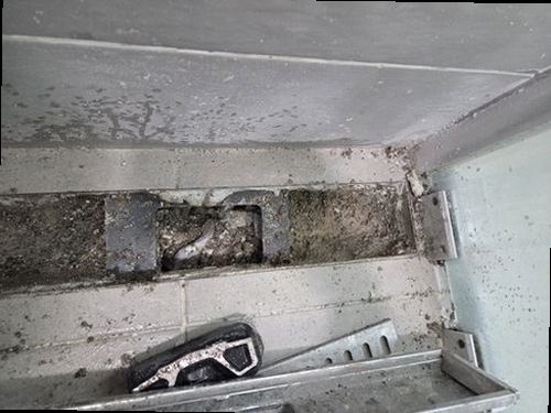 성동구 누수탐지 베란다 천장 물자국과 창틀 주변 누수 피해 확인 모습