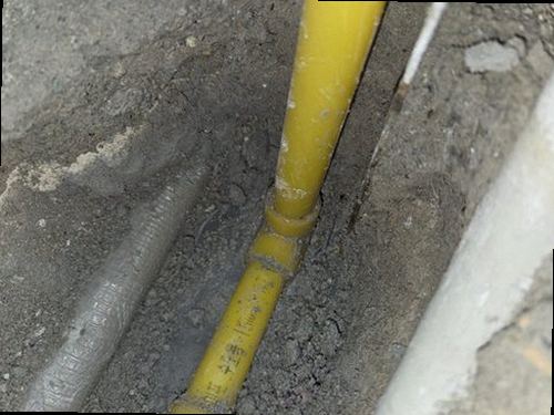 성동구 누수탐지 천장과 벽면의 누수 흔적을 확인하는 모습