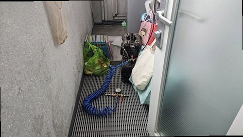 옥천군 누수탐지 수도계량기 별침과 잠금 밸브를 확인하는 모습