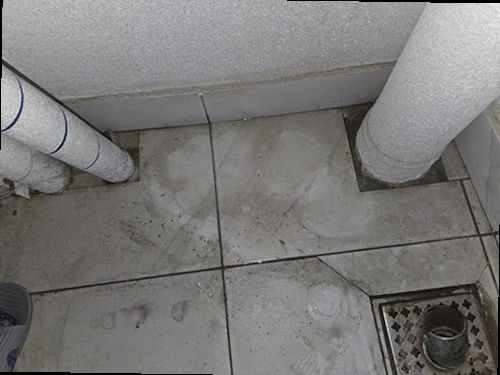 안성 누수탐지 베란다 천장 모서리에 번진 누수 흔적과 벽면 얼룩