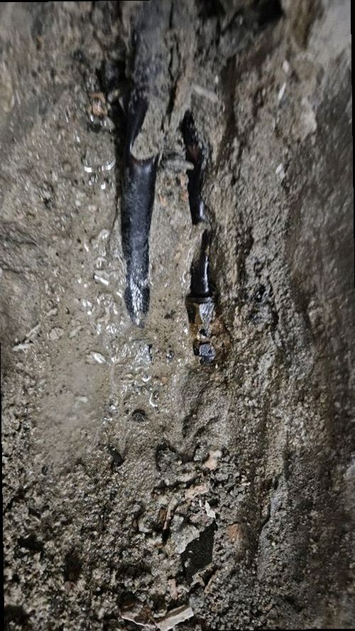 부산 중구 누수탐지 누수 현장에서 계량기와 배관 상태를 확인하는 모습