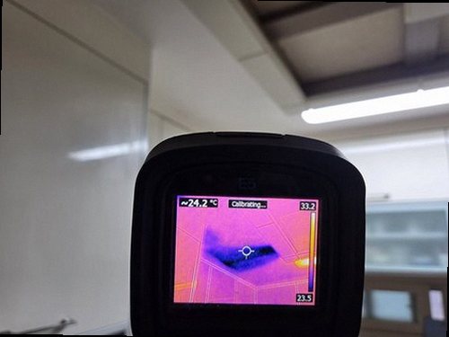 금산군 누수탐지 싱크대 하부 배관과 벽면 누수 흔적 확인 모습