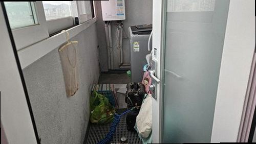 병점구 누수탐지 베란다 창가와 아래층 천장에 나타난 누수 흔적을 비교하는 현장