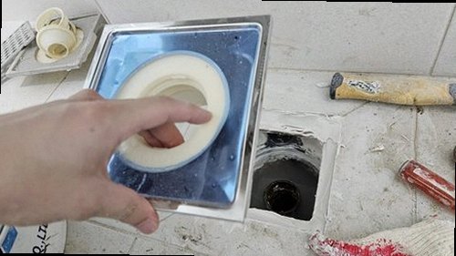 영종구 누수탐지 배관 공압 검사와 청음 탐지를 진행하는 모습