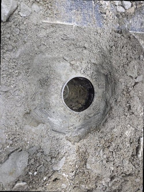 영종구 누수탐지 열화상 카메라와 수분측정기로 천장 누수 범위를 확인하는 장면