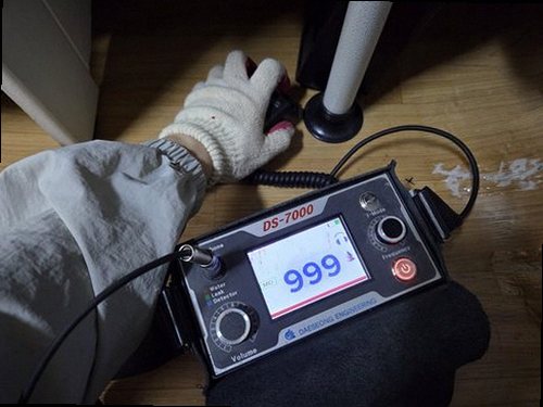 시흥 누수탐지 거실 벽면 변색과 누수 탐지 장비를 확인하는 현장