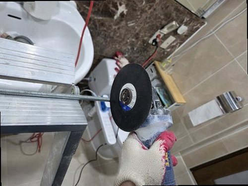 성북구 누수탐지 수도계량기 별침과 압력 게이지를 비교 확인하는 장면