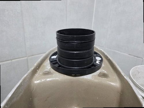 성북구 누수탐지 천장 얼룩과 수분 흔적을 확인하는 모습