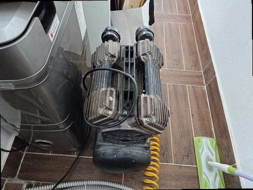 성북구 누수탐지 천장과 벽면에 나타난 누수 흔적을 확인하는 모습