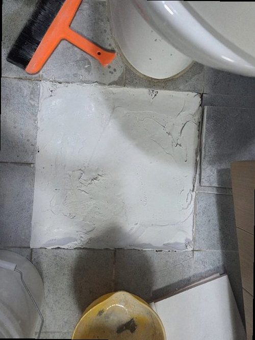 의정부 누수탐지 천장 물자국과 벽면 누수 흔적을 확인하는 모습