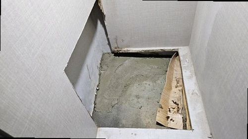금천구 누수탐지 벽과 천장의 누수 흔적 및 점검 항목을 확인하는 모습