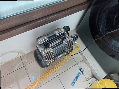 제물포구 누수탐지 천장과 벽면에 번진 누수 흔적을 확인하는 모습