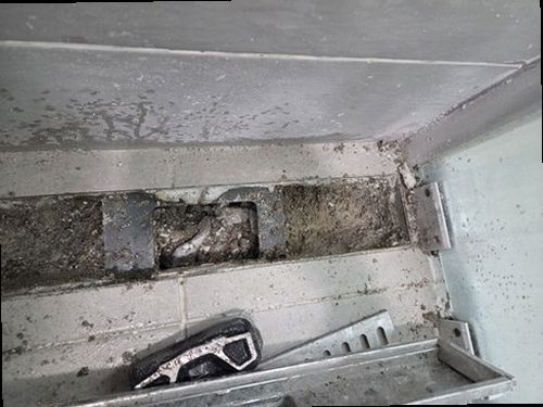 영등포구 누수탐지 베란다 천장에 번진 얼룩과 들뜬 페인트를 확인하는 모습