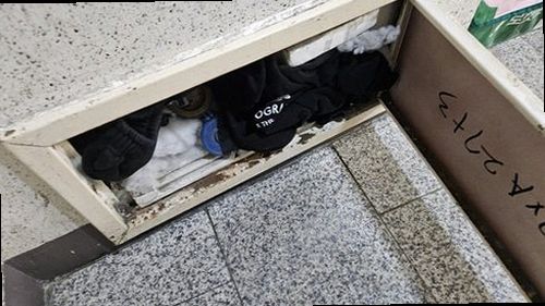 영등포구 누수탐지 싱크대 하부와 벽면의 누수 흔적을 확인하는 현장 모습