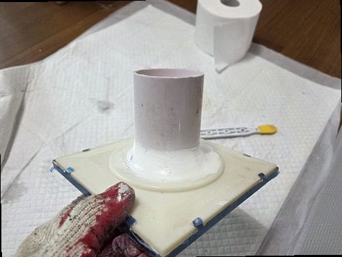 영등포구 누수탐지 욕실 유가와 타일 줄눈의 방수 상태를 점검하는 모습
