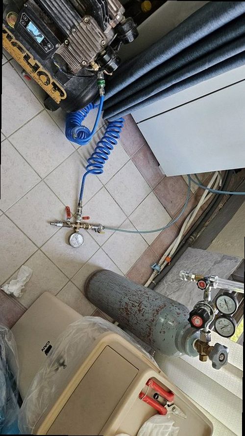 강북구 누수탐지 벽면 누수 흔적과 수분 측정기를 확인하는 현장