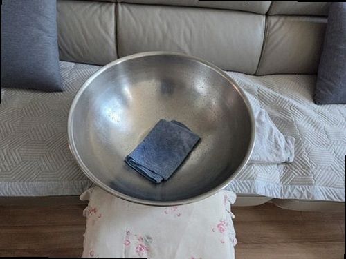 강북구 누수탐지 천장에 번진 누수 흔적과 벽면 얼룩을 확인하는 모습