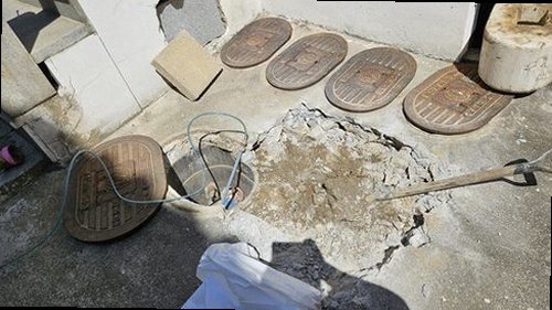 금정구 누수탐지 수도계량기 별침과 벽면 누수 흔적을 확인하는 모습