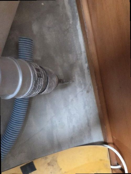 부산 남구 누수탐지 수도계량기 별침 확인과 배관 공압검사를 진행하는 모습