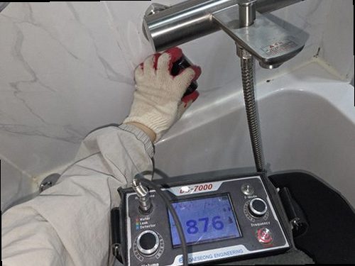 광명 누수탐지 욕실 바닥과 아래층 천장 누수 흔적을 확인하는 현장