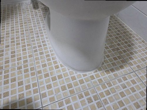 부산 강서구 누수탐지 욕실 바닥과 천장 누수 흔적을 비교하는 점검 장면