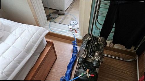 부산 서구 누수탐지 천장과 벽지에 나타난 누수 흔적을 비교하는 모습