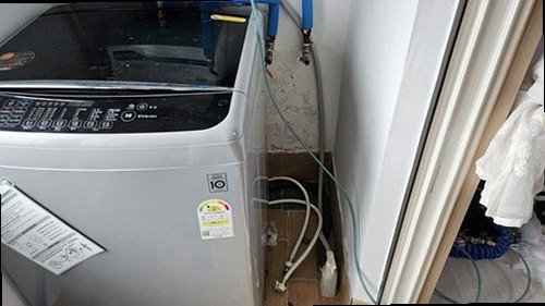 동탄구 누수탐지 창틀 실란트와 베란다 배수구 주변을 점검하는 모습