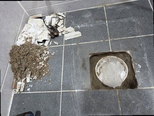 중랑구 누수탐지 욕실 벽과 천장에 나타난 누수 흔적을 확인하는 모습
