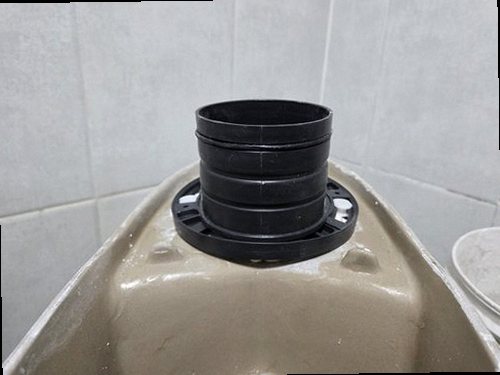 중랑구 누수탐지 분배기와 압력 게이지를 활용해 배관 상태를 분석하는 모습