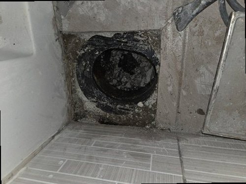 노원구 누수탐지 누수 지점을 최소 범위로 굴착하고 배관을 확인하는 작업 모습