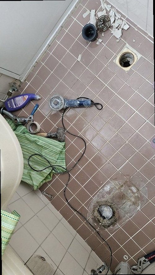 노원구 누수탐지 베란다 벽면 물자국과 창틀 주변 누수 흔적을 확인하는 현장