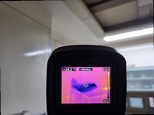 노원구 누수탐지 싱크대 하부 배관과 벽면 물자국 점검 모습