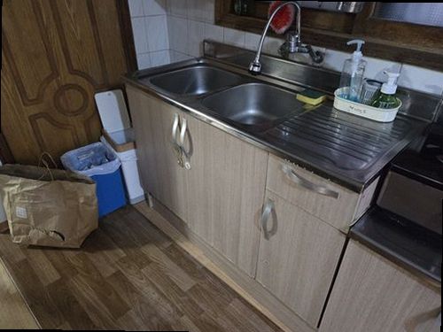 포천 누수탐지 수도계량기 별침과 주방 하부장 배관을 확인하는 모습