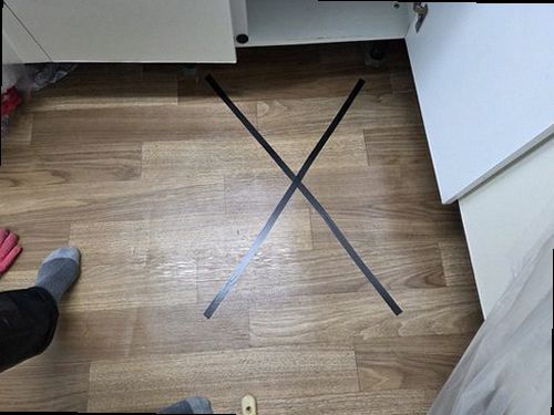 포천 누수탐지 거실 천장 얼룩과 벽면 수분 상태를 확인하는 현장 점검