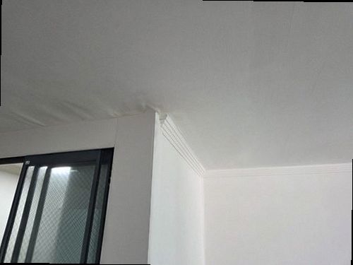 포천 누수탐지 거실 천장에 발생한 누수 흔적과 벽지 변색 상태