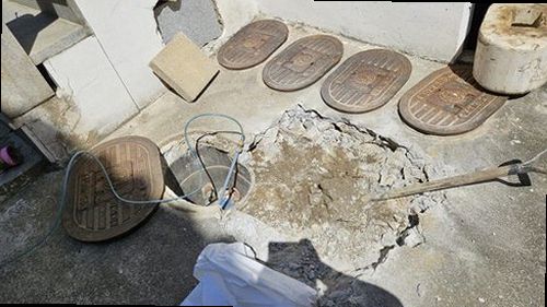 포천 누수탐지 벽과 천장에 나타난 누수 흔적을 확인하는 모습