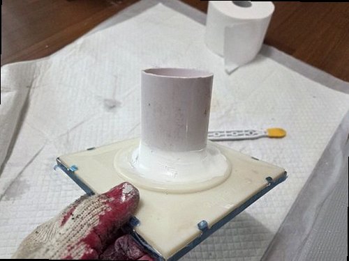 일산동구 누수탐지 욕실 바닥 배수구와 타일 방수층 점검 모습