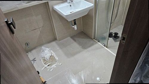 군포 누수탐지 천장과 벽면의 누수 흔적을 확인하는 모습